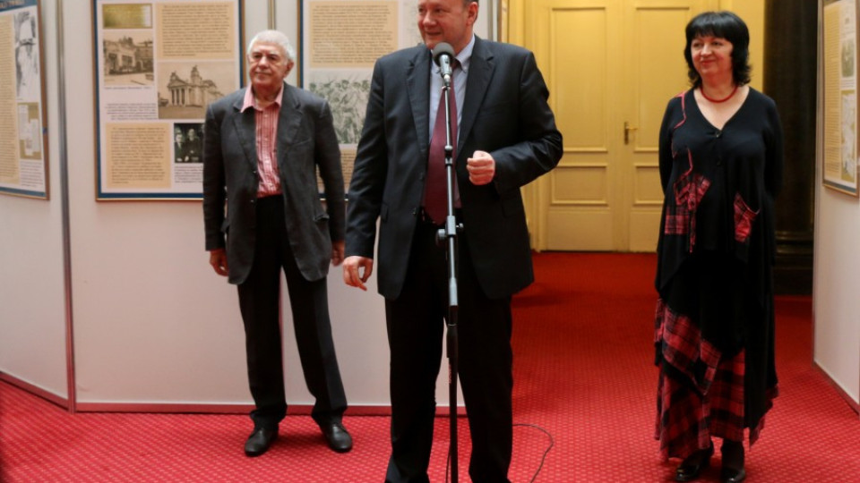Откриха изложбата "Между три века" в парламента | StandartNews.com