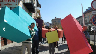 Актьори играят етюди в градския транспорт във Велико Търново