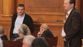 Цървули вляво, кинжали вдясно