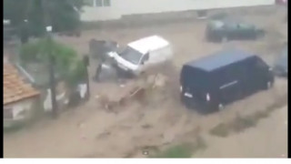 ВИДЕО: Потопът отнася коли и микробуси