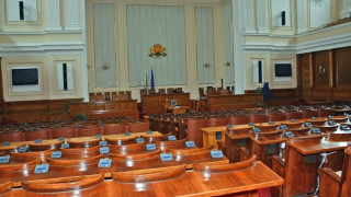Парламентът почете жертвите с минута мълчание