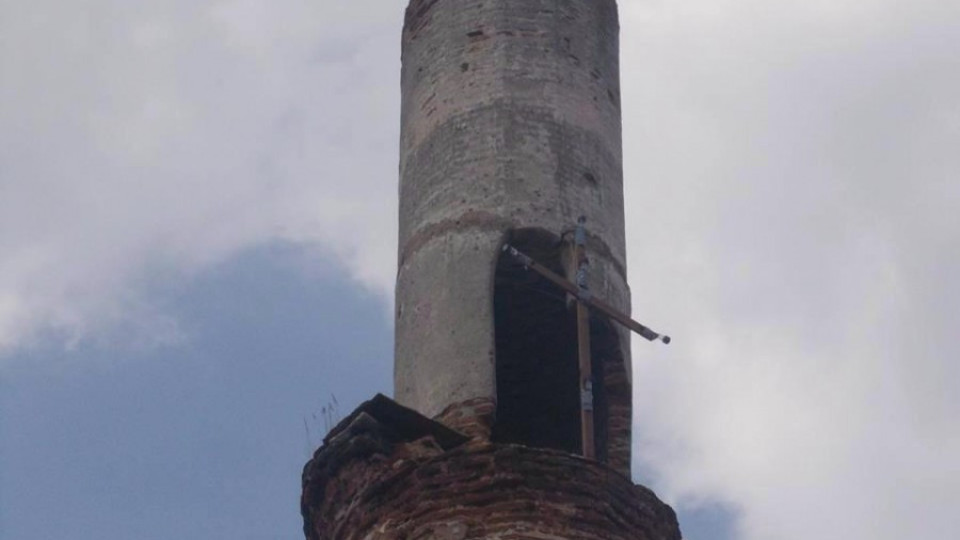 Вандали побиха кръст на минарето на джамия | StandartNews.com