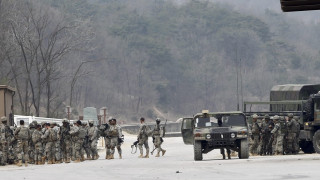 В Южна Корея издирват войника, застрелял петима свои 