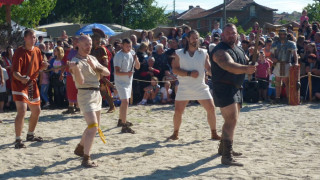 Уникална възстановка на римски пазар за роби и гладиаторски битки в Склаве