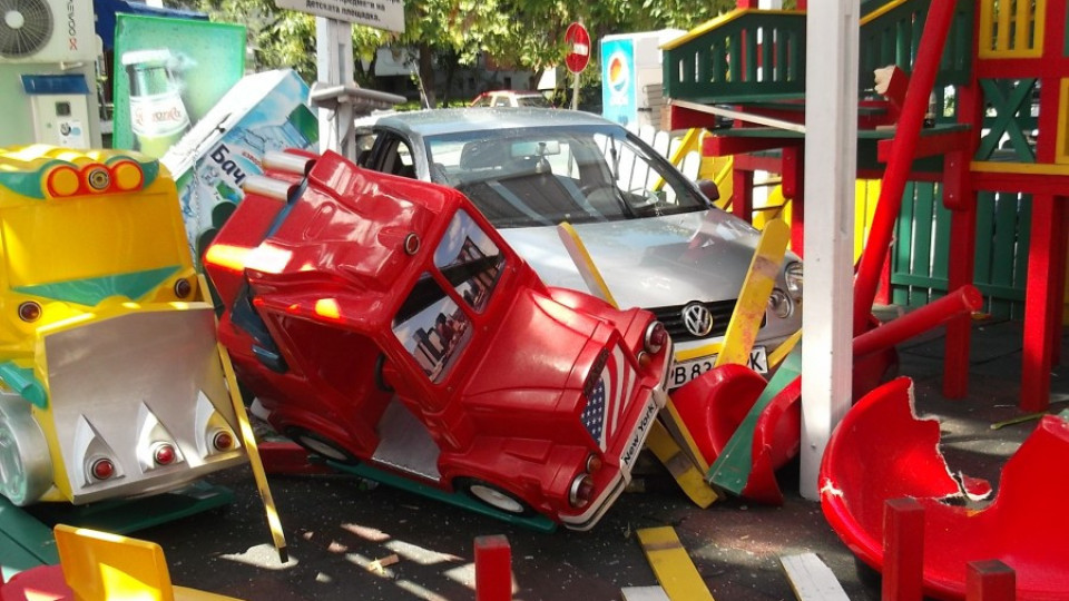 Кола се вряза в детска площадка в Пловдив | StandartNews.com