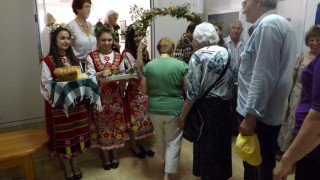 Китка от еньовски билки за здраве получиха кърджалийци