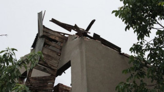 Торнадо отнесе покриви и оранжерии във Видинско