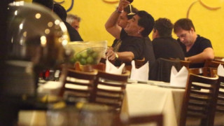Марадона прави шоу с чаша на главата
