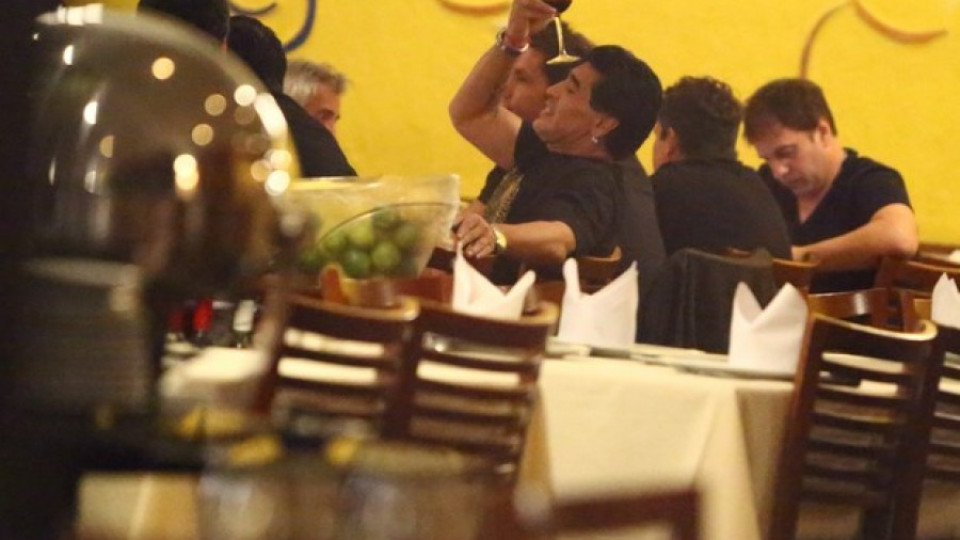 Марадона прави шоу с чаша на главата | StandartNews.com