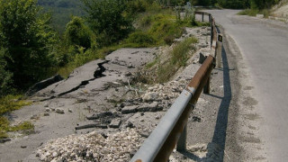 Разчистват пътя Смолян - Асеновград след свлачище