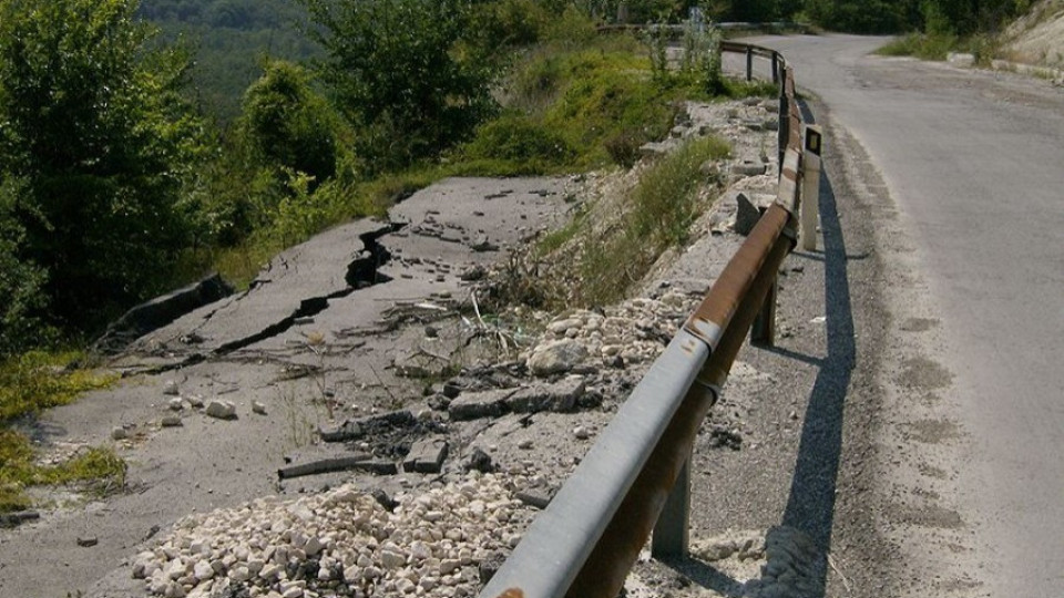 Разчистват пътя Смолян - Асеновград след свлачище | StandartNews.com