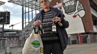 Наш вратар събира бутилки в Германия