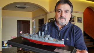 Французин представя модел на български кораб