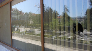 Мъж хвърля камъни по общината във Велико Търново