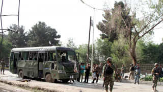 Атентатор взриви военен автобус в Кабул