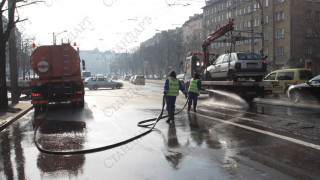 Започна миенето на улиците в София