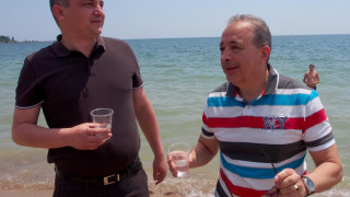 Зам.- министър, губернатор и кмет пиха вода от морето във Варна