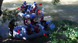 Младежи от ГЕРБ почистиха река Струма