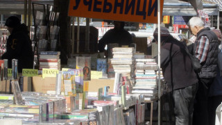 Учители пишат оценка на единния учебник