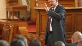 Парламентът подновява работа 