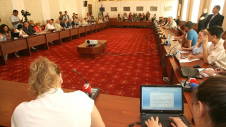 Синдикати, бизнес и опозиция искат финансова стабилност