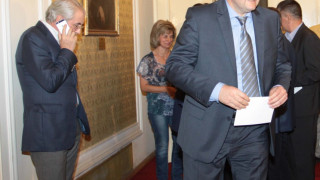 Миков не очаква доверието в парламента да се върне бързо