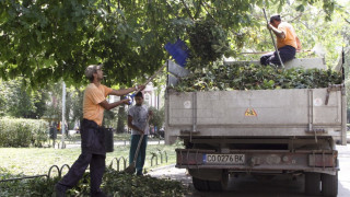 Продължава почистването на вътрешно-кварталните улици в София