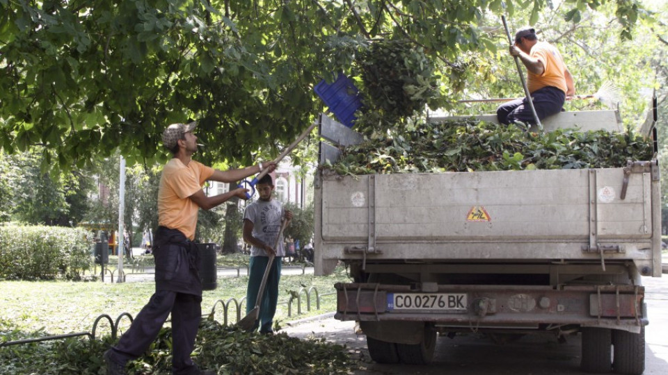 Продължава почистването на вътрешно-кварталните улици в София | StandartNews.com