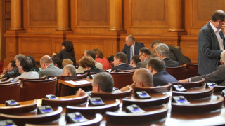 Парламентът подобри защитата на потребители на "бързи кредити"