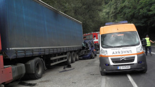 Бус с туристи се размаза под тир, четирима са загинали