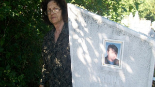 Само майката на гроба на убития в Ирак Георги