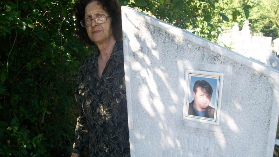 Само майката на гроба на убития в Ирак Георги | StandartNews.com