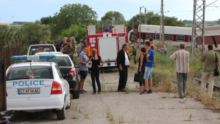 Движението в района на влаковата катастрофа остава затворено