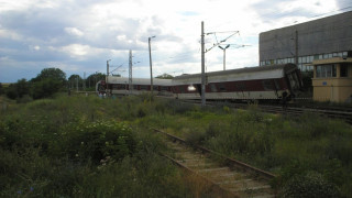 Бърз влак дерайлира край Калояновец (ОБЗОР)