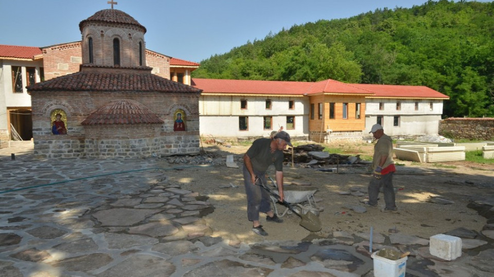 Анонимни дарители от София изградиха нова църква в Лопушанския манастир | StandartNews.com