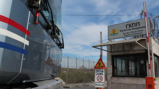 Пет камиона на търговци на скрап блокираха границата с Турция