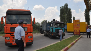 Отпушиха границата за малко за автобуси и коли