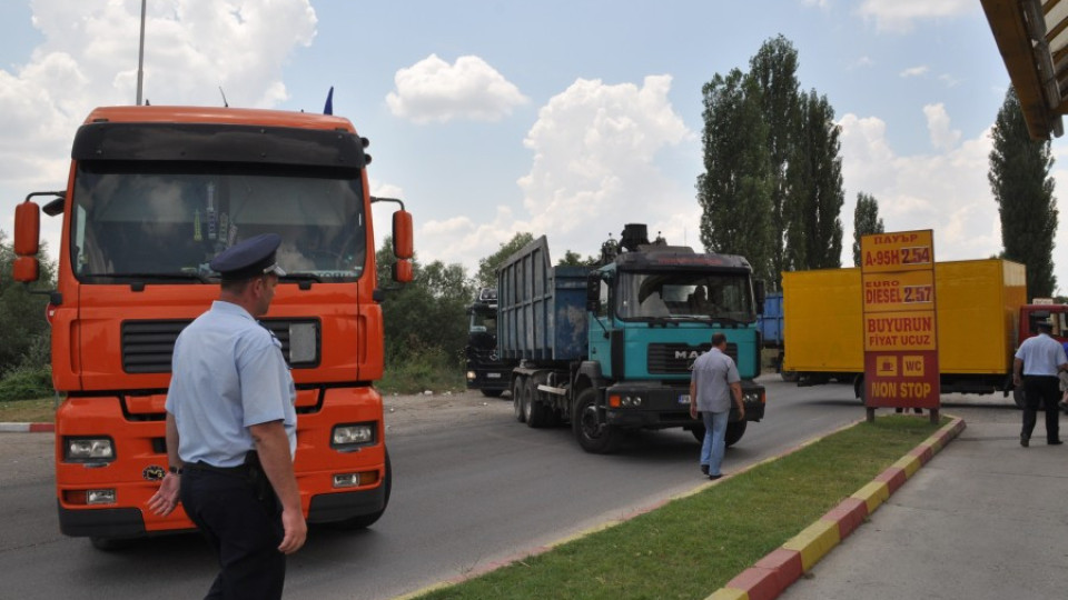 Отпушиха границата за малко за автобуси и коли | StandartNews.com
