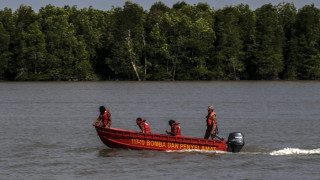 Лодка с имигранти потъна край Малайзия, има загинали