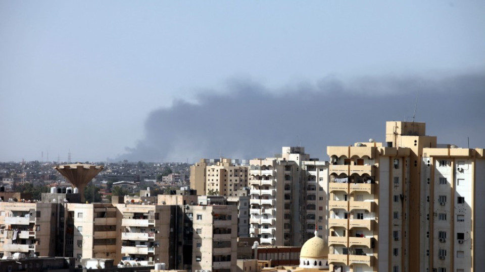 Нови атаки срещу летището в Триполи | StandartNews.com