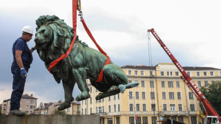 СНИМКИ: Стартира реставрацията на бронзовите фигури на Лъвов мост
