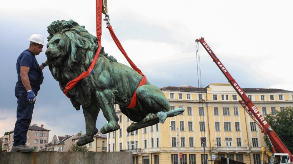 СНИМКИ: Стартира реставрацията на бронзовите фигури на Лъвов мост | StandartNews.com