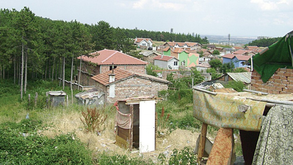 Събарят 55 незаконни ромски къщи	 | StandartNews.com