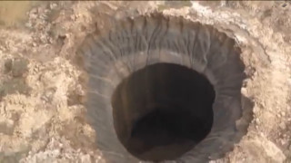 ВИДЕО: Мистериозен гигантски кратер се появи в Сибир