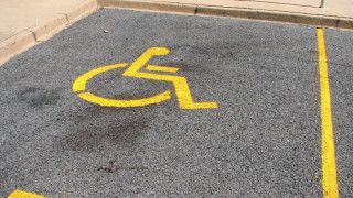 Глоба за незрящ, паркирал в синя зона по липса на инвалидни места