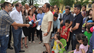 Милиардерът Бари заведе 35 сирийци на хотел в Наречен