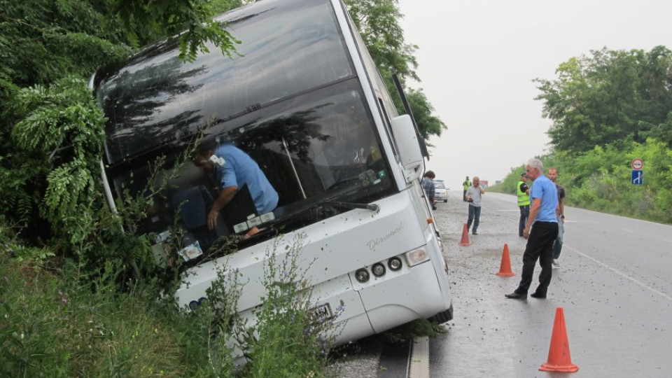 Автобус с деца се обърна край Русе | StandartNews.com