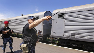 Поставиха телата на загиналите в MH17 в хладилни вагони