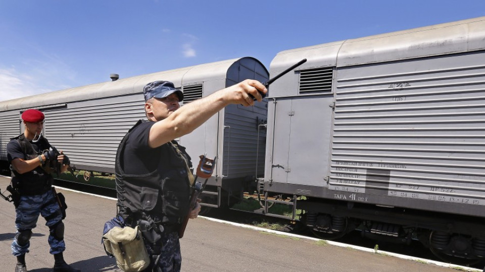 Поставиха телата на загиналите в MH17 в хладилни вагони | StandartNews.com