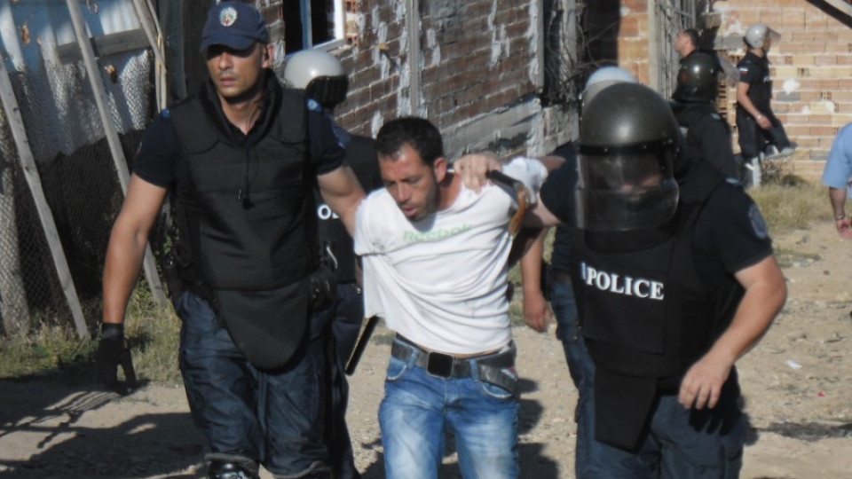 Арестуваха двама при събарянето на ромската махала в Стара Загора | StandartNews.com